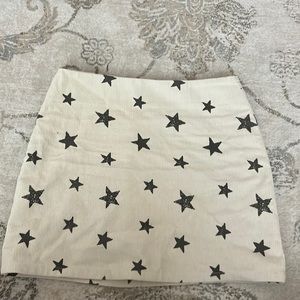 Le Lis collection mini skirt | color tan with black stars | size: S